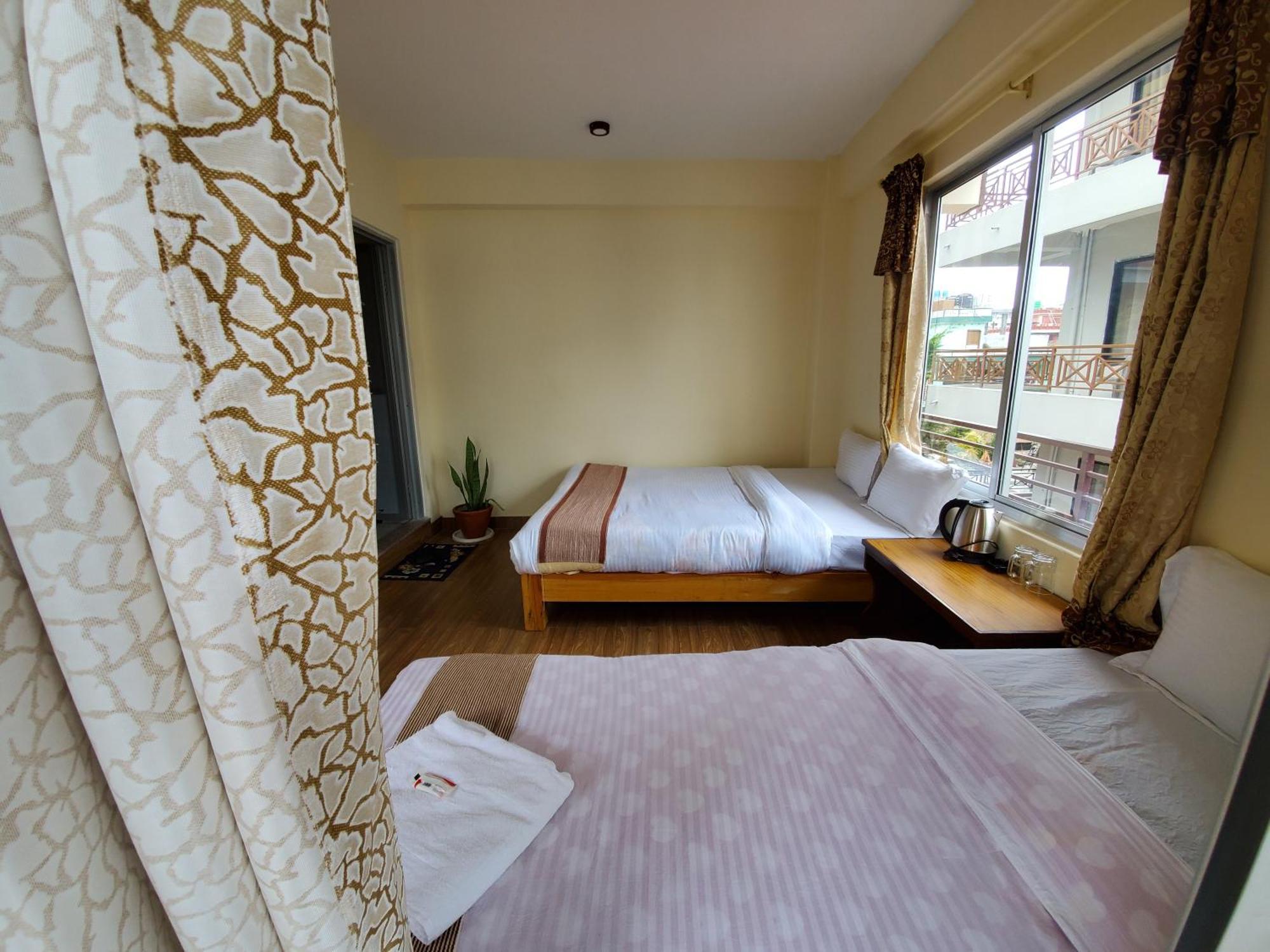 Santoshi Guest House, Покхара Екстер'єр фото